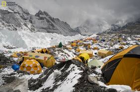 Ejército de Nepal recoge 11 toneladas de basura y recupera cuatro cadáveres en campaña de limpieza del Everest