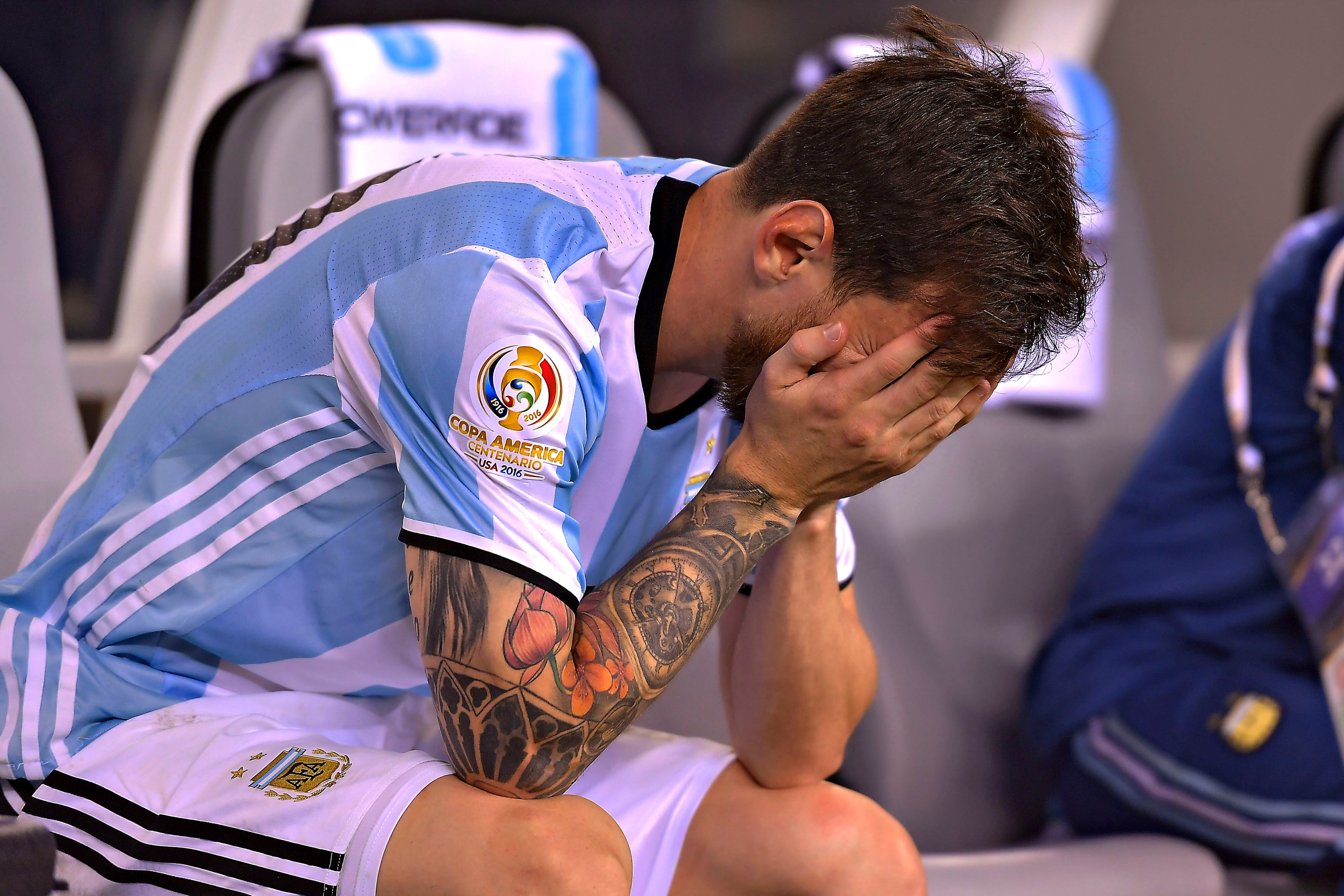 Lágrimas, respeto y una ‘bendición’: el día en que la Roja retiró por primera vez a Messi de la selección argentina