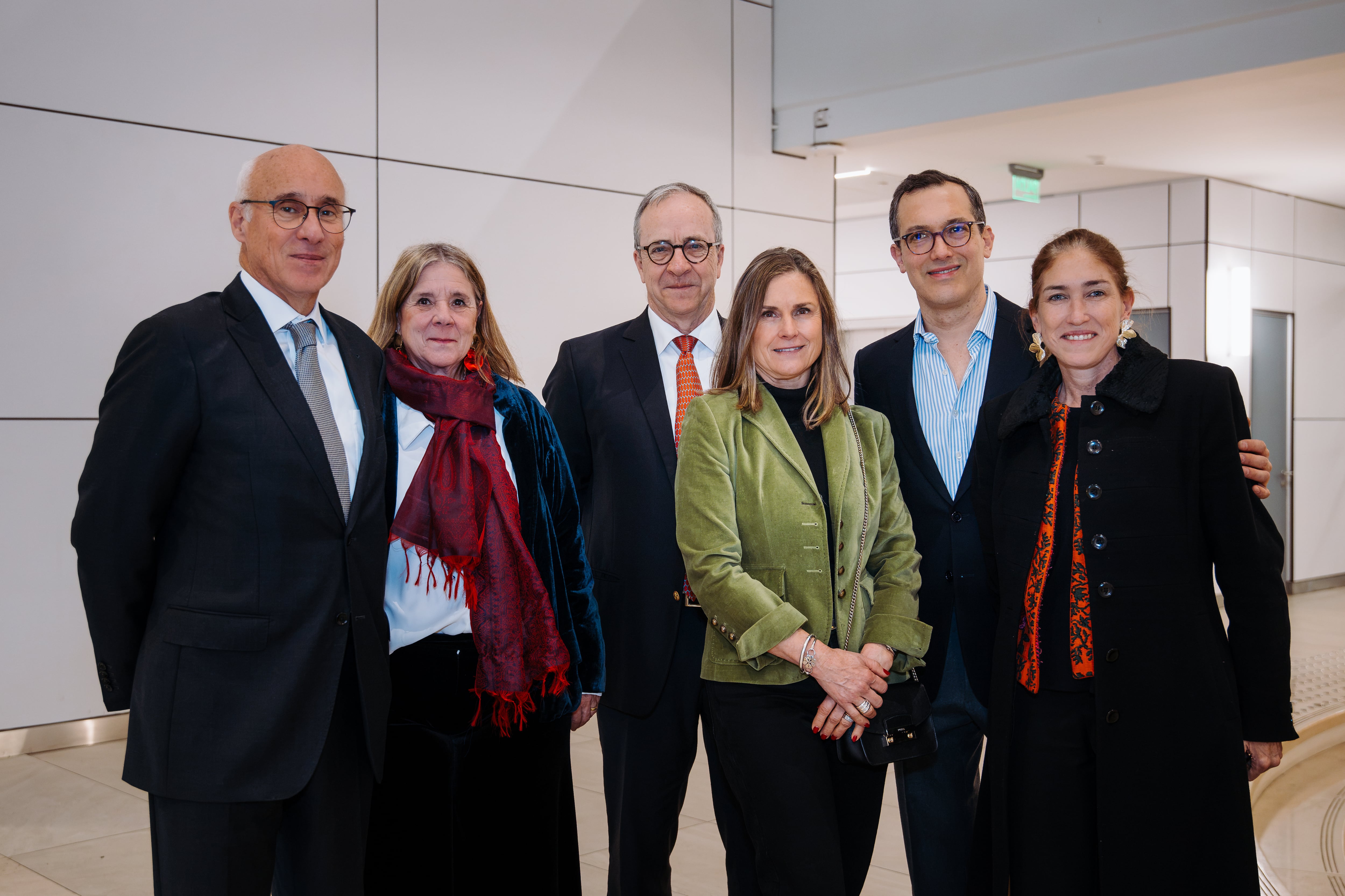 Arturo Tagle, presidente del Consejo directivo de INACAP junto a Consuelo Correa; Recaredo Ossa, vicepresidente del Consejo Directivo de INACAP; Isabel Vega, exalumna de INACAP; Carlos Concha, artista audiovisual y Paulina Concha, directora de Relacionamiento Estratégico de INACAP.