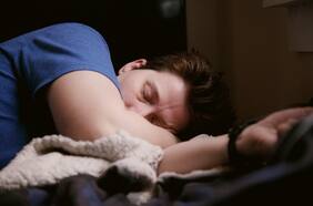 El cambio que debes hacer en tu pieza para dormir mejor, según un estudio