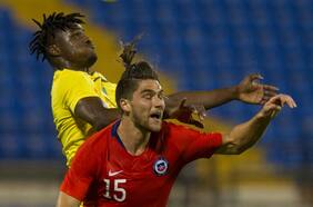 Lasarte prueba línea de tres en defensa con Sierralta como la gran novedad