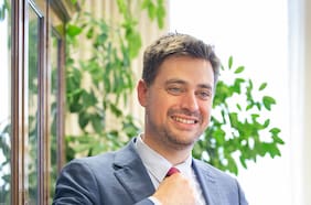 Las jugarretas que han convertido a Manouchehri (PS) en el principal dolor de cabeza de Kast