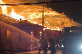 Incendio en barraca se expande y destruye al menos 23 casas en San Fernando: evacuan a unas 200 personas