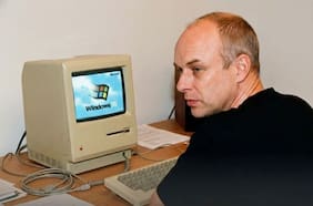 Brian Eno y el sonido de Windows 95: historia del hit compuesto en una Mac