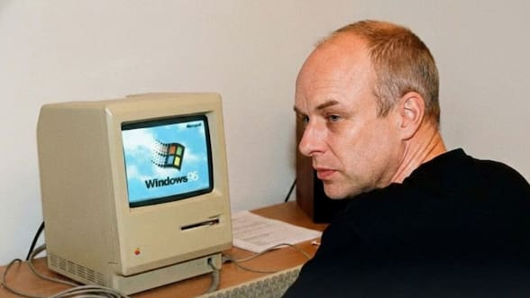 Brian Eno y el sonido de Windows 95: historia del hit compuesto en una Mac