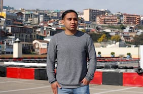 Sebastián Zamora lustra sus zapatos y plancha su uniforme verde: cómo será su proceso de reinserción en Carabineros