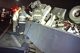 Tres camiones y dos autos involucrados: choque múltiple en Cartagena termina con un fallecido