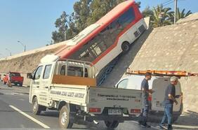 Conductor del sistema RED pierde control del bus y cae a la autopista Acceso Sur