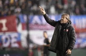 Mauricio Isla se queda sin DT: Ricardo Zielinski renuncia a Independiente y Ariel Holan asoma en el horizonte