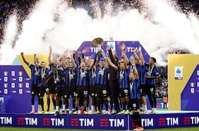 Alexis Sánchez pone un pase gol para el empate del Inter en el día de la premiación al campeón