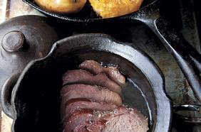 Chancho ahumado enchichado con frutas al sartén