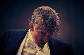 De los guiños a Chile a la omisión de la política: cómo es Maestro, la película sobre Leonard Bernstein y Felicia Montealegre