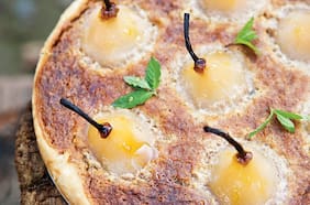 Tarta fina de nueces, miel y peras