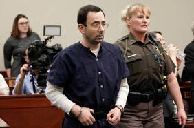 Larry Nassar, el médico condenado por abusar de Simone Biles y otras 200 gimnastas en EE.UU., recibe 10 puñaladas en la cárcel