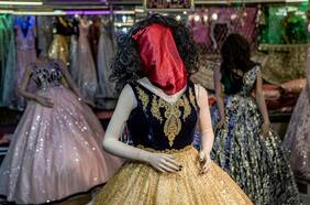 El último símbolo del gobierno puritano de los talibanes: maniquíes femeninos encapuchados y enmascarados en Kabul