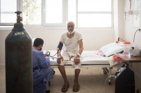 Sin camas ni ventiladores disponibles: norte de Siria enfrenta colapso sanitario por peor ola de Covid-19