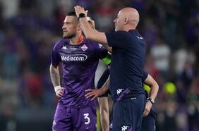 Hinchas de West Ham dejan sangrando a Cristiano Biraghi durante la final de la Conference League
