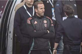 Sigue la maldición de Harry Kane: baja al campo para celebrar su primer título y el Leipzig le iguala en la agonía al Bayern