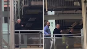 Por qué Donald Trump le hizo gestos obscenos a un hombre en una fábrica en Detroit