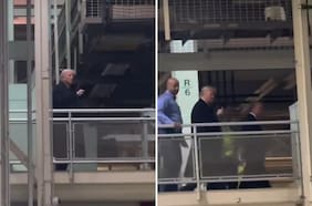 Por qué Donald Trump le hizo gestos obscenos a un hombre en una fábrica en Detroit