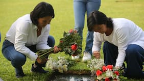 Keiko Fujimori inicia jornada electoral con visita a la tumba de su padre en Lima