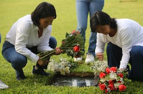 Keiko Fujimori inicia jornada electoral con visita a la tumba de su padre en Lima