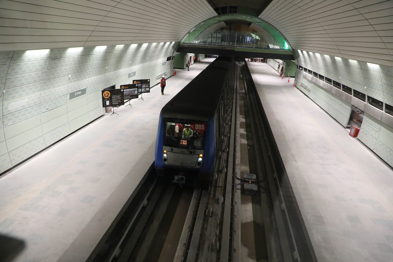 Metro suspende servicio en seis estaciones de Línea 2 por persona en la vía