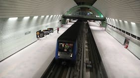 Metro suspende servicio en seis estaciones de Línea 2 por persona en la vía