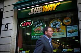La cadena de sándwiches Subway estudia una posible venta por aumento de costos y competencia