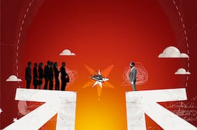 Ni tan lejos, ni tan cerca: Dos años de una tensa relación entre Boric y los grandes empresarios