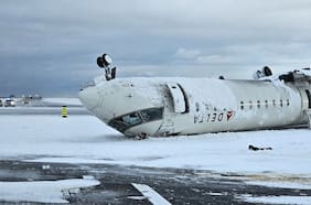 Por qué sobrevivieron todos los pasajeros del avión volcado en Toronto