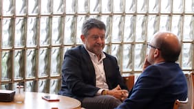 Claudio Orrego intenta despercudirse de ProCultura y retoma contactos políticos