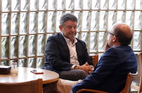 Claudio Orrego intenta despercudirse de ProCultura y retoma contactos políticos