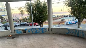 Municipalidad de Puerto Montt presentará querella contra adolescente por rayar glorieta de la Plaza de Armas