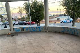 Municipalidad de Puerto Montt presentará querella contra adolescente por rayar glorieta de la Plaza de Armas