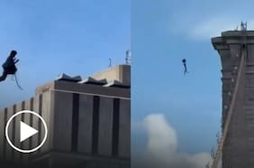 Hombre salta desnudo desde el puente de Brooklyn a 85 metros de altura: sobrevivió de milagro