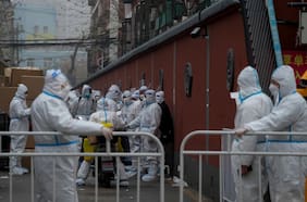 Recuperación económica de China sufre revés por brote récord de Covid a medida que se extienden los bloqueos en el país