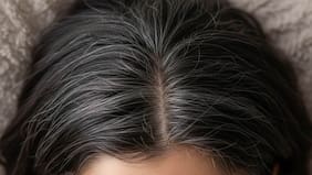 Por qué te salen canas en el cabello (y qué puedes hacer para evitarlo)