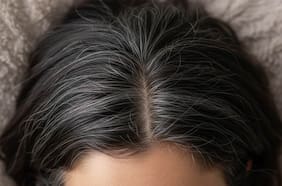 Por qué te salen canas en el cabello (y qué puedes hacer para evitarlo)