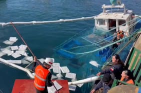 Armada realiza operativo por lancha fletera que chocó en el muelle Prat y comenzó a hundirse