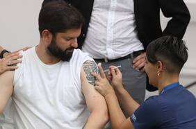 “La prevención sigue siendo fundamental”: Boric participa de campaña de vacunación y es inoculado contra Covid e Influenza