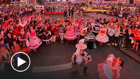 Chilenos se toman el Times Square con el tradicional esquinazo y banderas del país