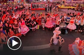 Chilenos se toman el Times Square con el tradicional esquinazo y banderas del país