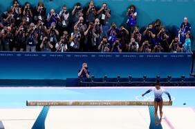 La caída de Simone Biles que la dejó sin medalla en la final de la viga