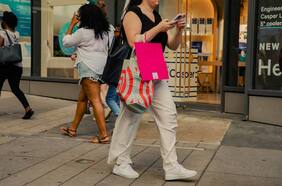 La resistencia de la economía estadounidense desafía las expectativas