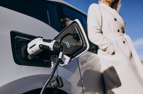 ¿Cuánto cuesta recargar un auto eléctrico? ¿Es más barato hacerlo en casa o en una electrolinera?