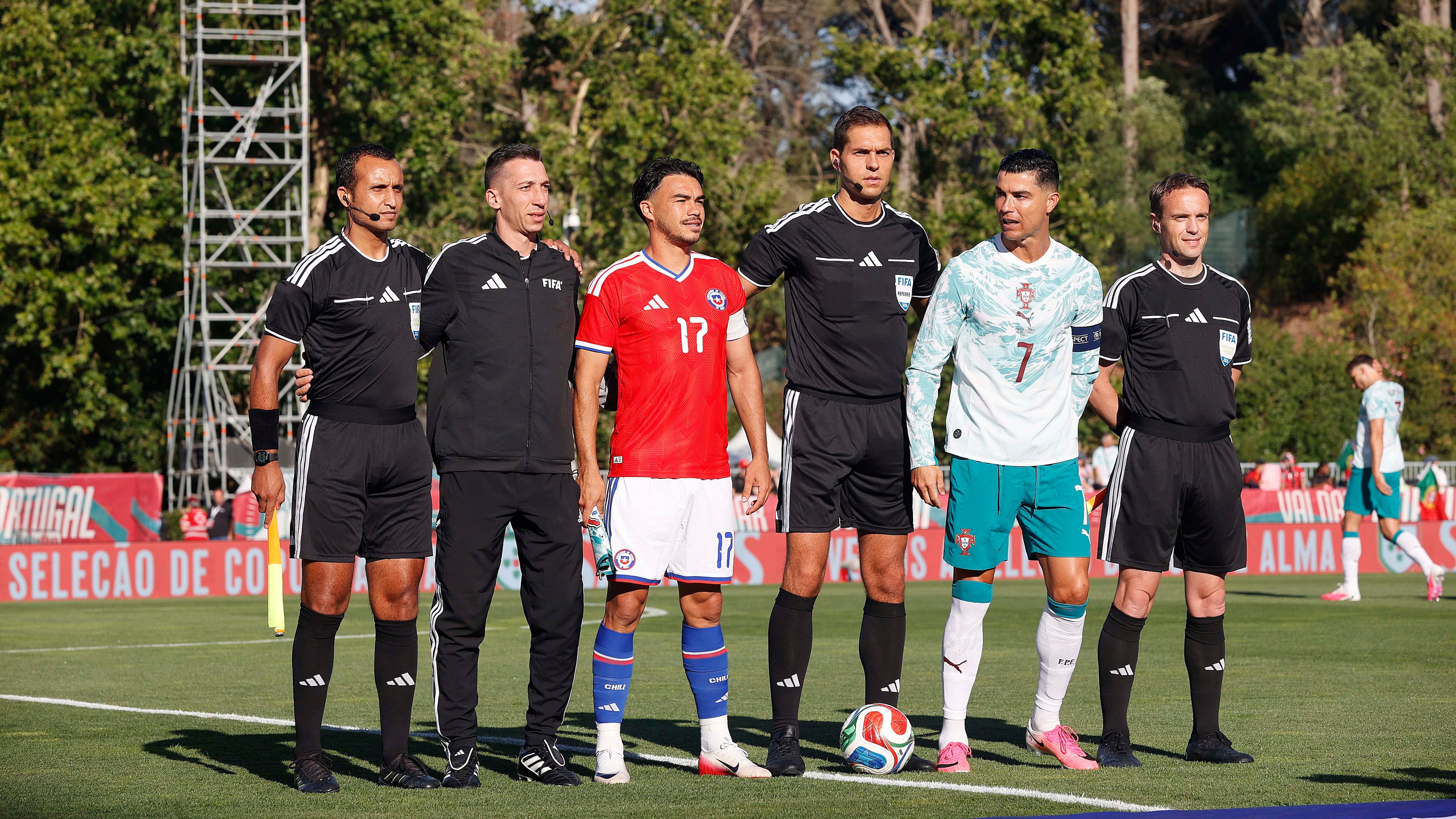 Camisetas firmadas para dirigentes, fotos y un afortunado seleccionado: la locura que generó Cristiano Ronaldo en la Roja