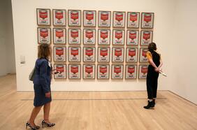 Activistas ecologistas se pegan a obra de Warhol en una galería de Australia
