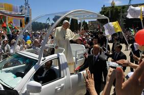 Papa Francisco ordena antes de morir convertir el papamóvil en una clínica para niños en Gaza