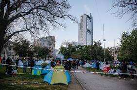 Familias que demandan soluciones habitacionales se toman con carpas el parque Balmaceda en Providencia